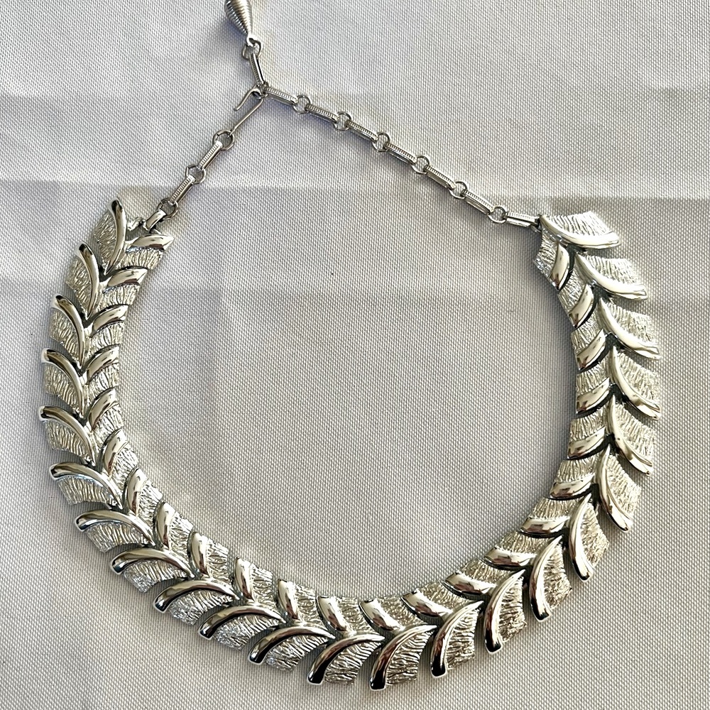 Elegant Silvertone Necklace!